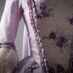 Robe XVIII à la française en lin mauve et imprimé