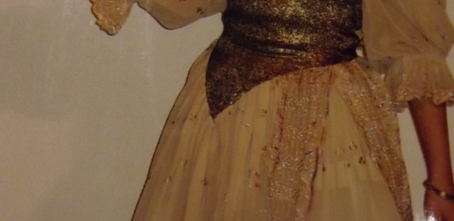 Aujourd'hui, découvrez la robe jaune