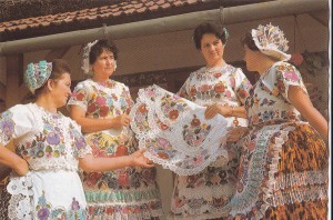 Costume de Kolosca, jupe plissée et tabliers brodés, (carte postale de 1967)