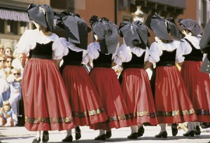 Costume traditionnel alsacien du Kochesberg le galon large fleuri indique que c'est un costume protestant