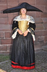 Belle Strasbourgeoise Jupe en shantung de soie, tablié broché, corselet de soie brodée. Atelier la Colombe Strasbourg
