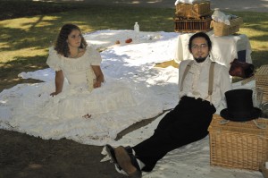 Déjeuner sur l'herbe, Robe second empire blanche à petits volants, pantalon XIX ème,chemise et haut de forme de l'Atelier la Colombe photographe : René HOFF modèles : Jockine et John