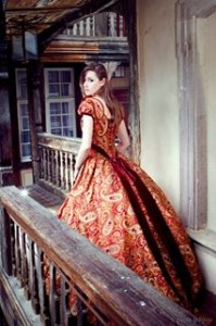 Robe Second empire à crinoline projetée réalisée par Marie Ringler comme pièce d'examen dans le cadre du dispositif de transmission des métiers d'art de la FREMAA. La robe est portée ici par Laura Strubel, Miss Alsace 2013 La photo a été réalisée par Paola GUIGUOU à l’hôtel du Corbeau à Strasbourg
