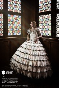 robe Second Empire blanche bordée de rubans de velours vert foncés de l'Atelier la Colombe dans le Tour de France Photo 2013. Prise à la Maison Kammerzell par SAMTEN_NORBÙ maquillage: pauline Hauck Modèle: création sophie G