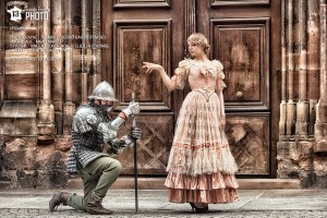 Robe second empire en dentelle de l'Atelier la Colombe portée sans crinoline devant la cathédrale de Strasbourg. photo : thomas Ueberschlag (artom.biz) maquillage : Micky Makeup modèles : quentin Joas, Angy JB styliste : vincent Bordignon, atelier la colombe