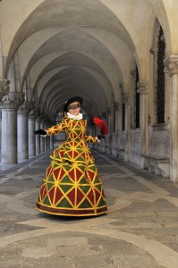 Arlecchina portée par Christine L sous les arcades du Palais des Doges