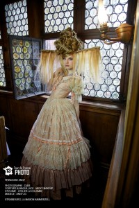 Robe Second Empire en dentelle de l'Atelier la Colombe dans le tour de France photo 2013 prise à la Maison Kammerzell de Strasbourg Photographe : Djeb coiffure et maquillage : Micky Makeup Modèle : Angy JB