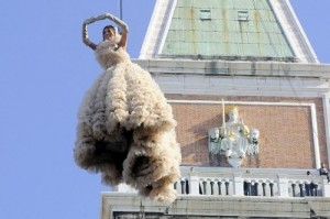 chaque année, pour le Vol de l'Ange qui a lieu le premier dimanche du carnaval à 12 h, une jeune fille se lance du haut du campanile pour rejoindre le podium où l'attendent, le Doge, les Maries et des personnalités vénitiennes. Ici, en 2010, Bianca Brandolini d'Adda 