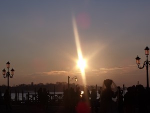 lever du soleil sur la lagune, costumés et photographes se réunissent pour saisir l'instant magique