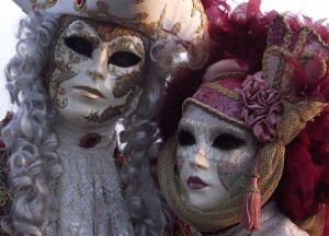 Masques décorés par Analisa dans l'Atelier Schegge à Venise