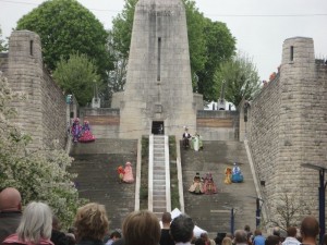 Descente des marches du Monument de la Victoire Verdun