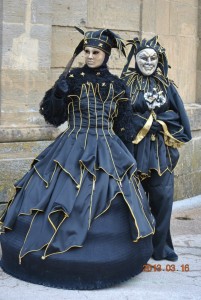 GRANDE PAZZO NERO ORO couple Costumes assortis de fous noir et or : satin noir, galons or.... Version féminine : grande robe sur crinoline taille 38-42 Version masculine : pantalon et tunique taille S- XL