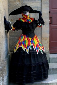 dentelle arlequine robe second empire en dentelle noire recouverte d'une surjupe arlequine de couleur vive, grand bicorne noir Taille 42-44