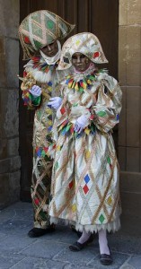 Arlequin et Arlequine Lamés Costumes assortis en lamé or garni de galon dorés et de petits losange colorés Arlequin : Taille L- XL Arlequine : Taille 38-40