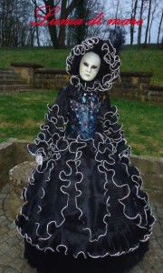 Lumaca di Mare plus de 100 m de passepoil argent porgent les volants de cette robe portée avec un corset pailleté à la main