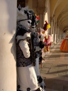 les ombres du soleil levant portent jusque sous les arcades du Palais des Doges 