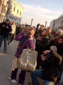 la traversée de la Piazza San Marco en costume