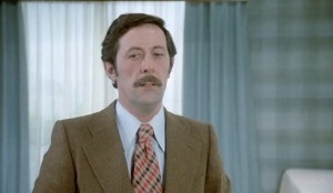 Jean Rochefort, 1974 : cravate large et colorée