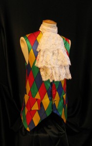 gilet XVIII ème Arlequin rouge jaune et bleu, avec jabot en dentelle