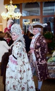 Robe XVIII ème à la française et habit assorti, shantung de soie rebrodé de motifs floraux