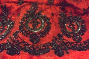 shantung de soie rouge et tulle noir rebrodé de perles et paillettes noires