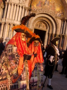 Place San Marco, les costumés se promènent et posent