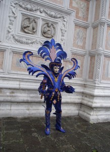 costumé posant devant une église