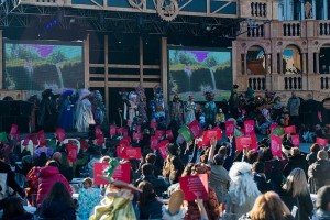 élection du plus beau costume à l'aide de cartons de couleur