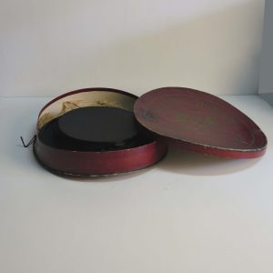 Chapeau Claque rangé dans sa boôte