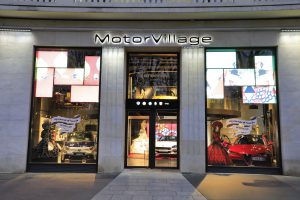 La vitrine de Motor Village, 2 rond point des champs Elysée