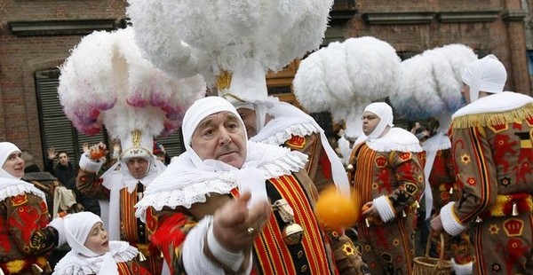 Jets d’oranges au Carnaval de Binche